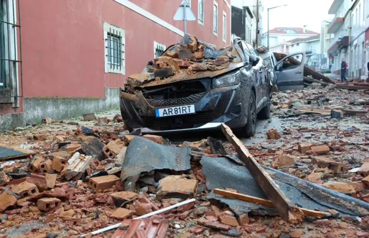 Carro danificado pelos estragos e impacto do mau tempo